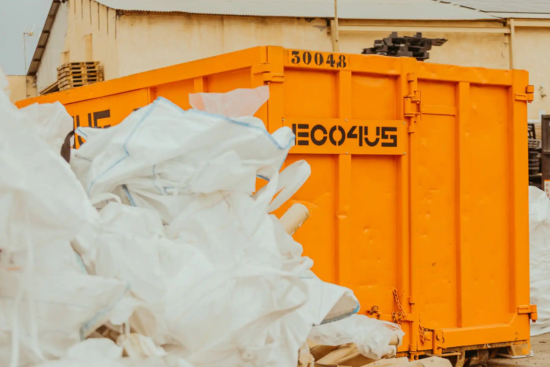 Contenedor de ECO4US con big bags de residuos industriales