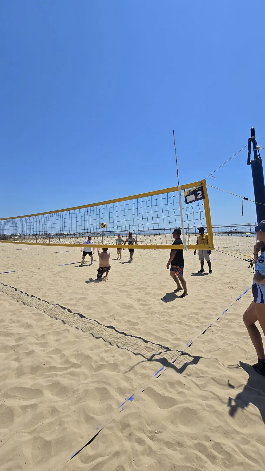 Jugadores de ECO4US durante un partido de vóley playa en Vilanova