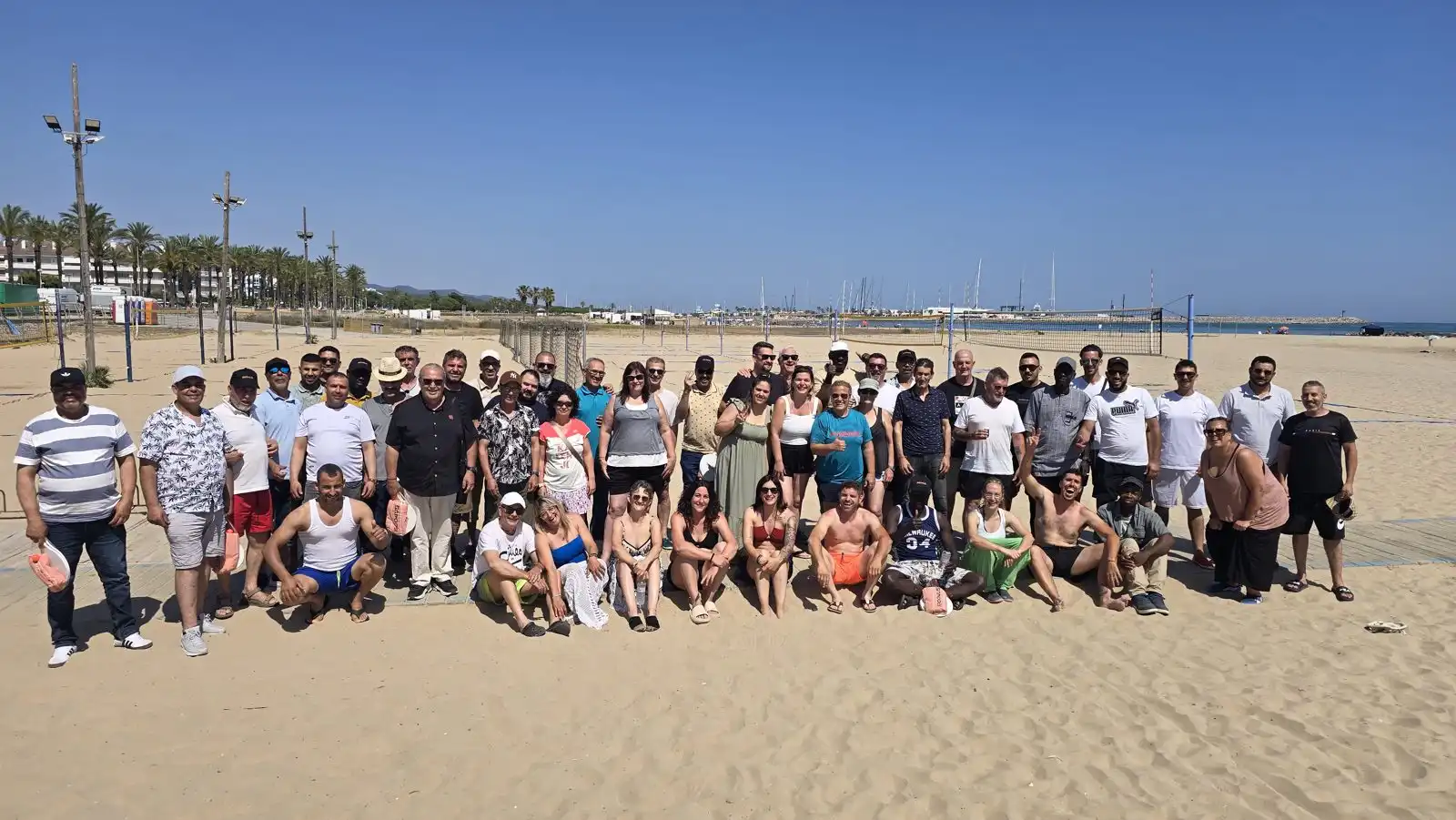 El equipo de ECO4US al completo en la playa de Vilanova i la Geltrú