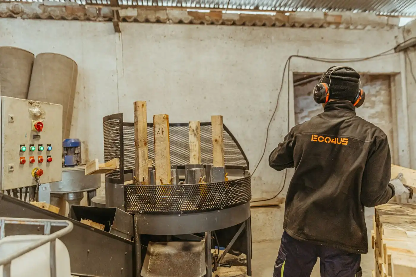 Operari d'ECO4US reparant palets a la línia de treball