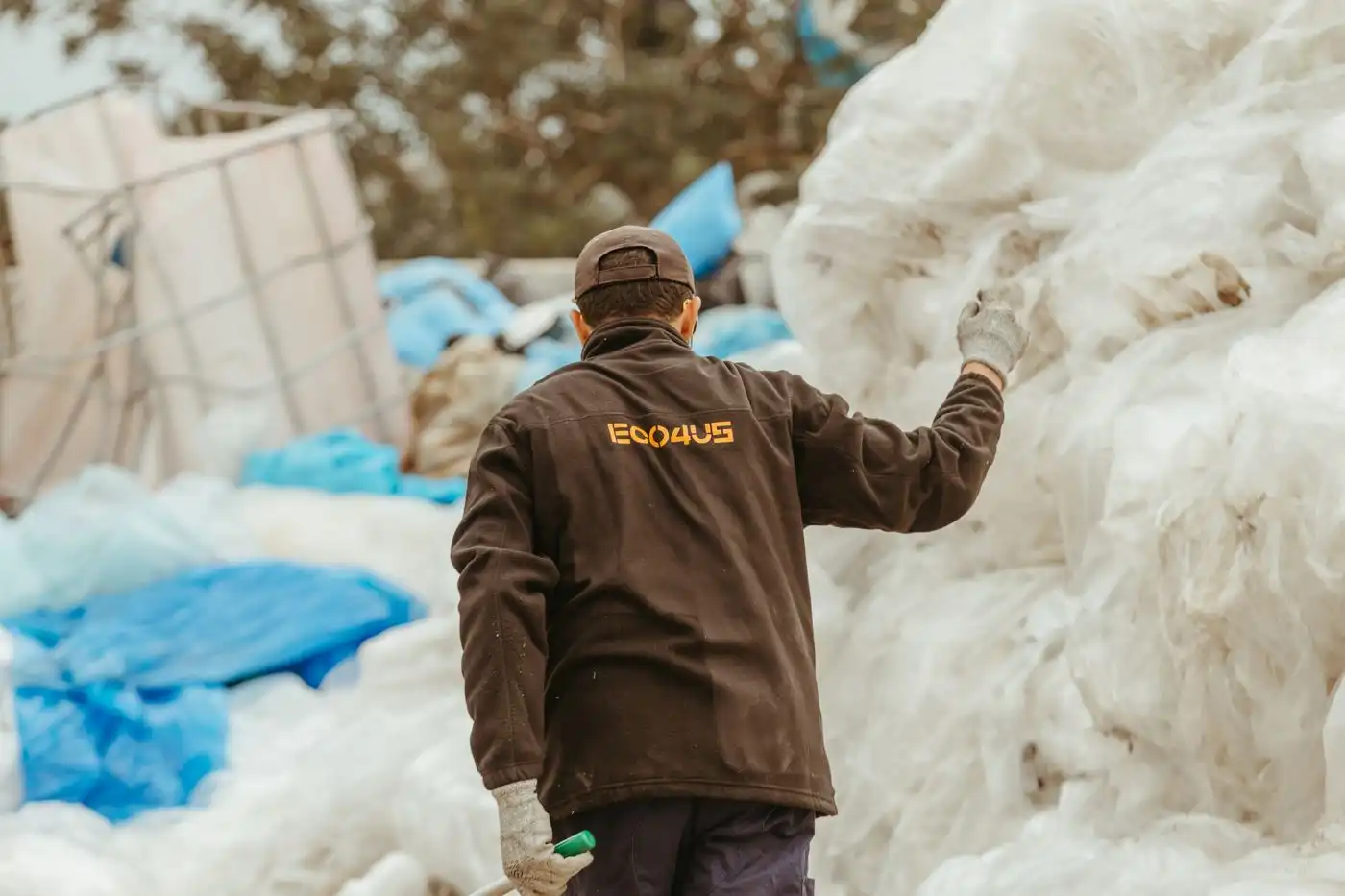 Operario de ECO4US clasificando plástico film para su reciclaje