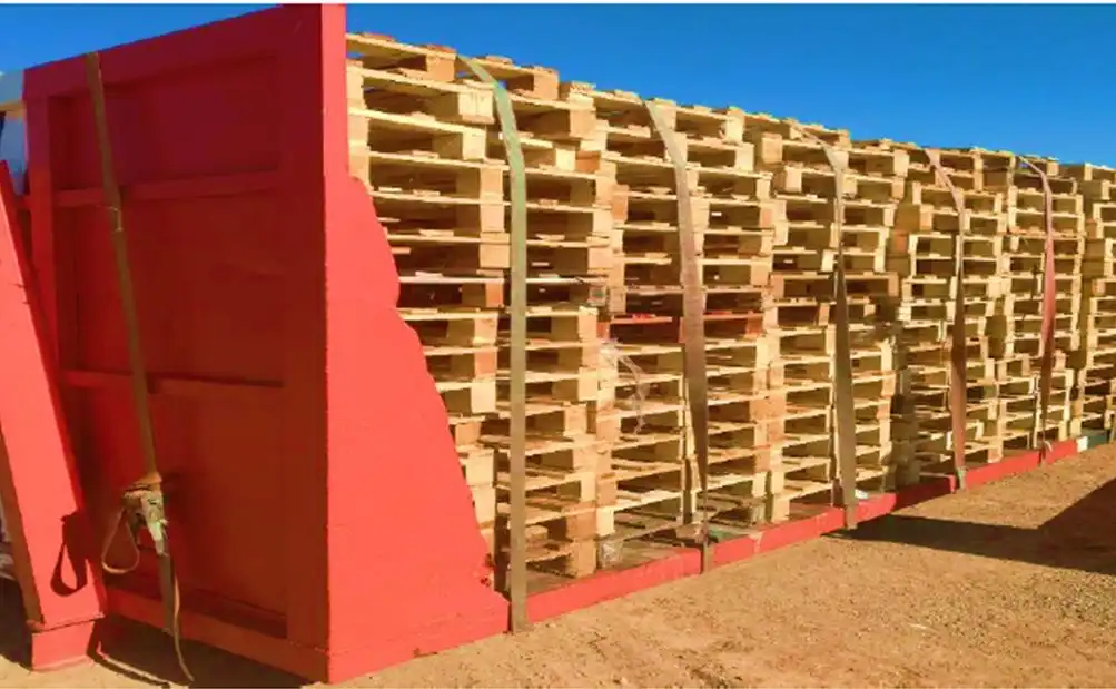 Plataforma con remolque de ECO4US cargada de palets usados recogidos en una empresa