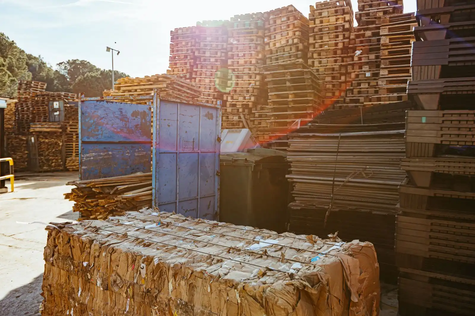 Balas de cartón y palets de madera en la planta de ECO4US