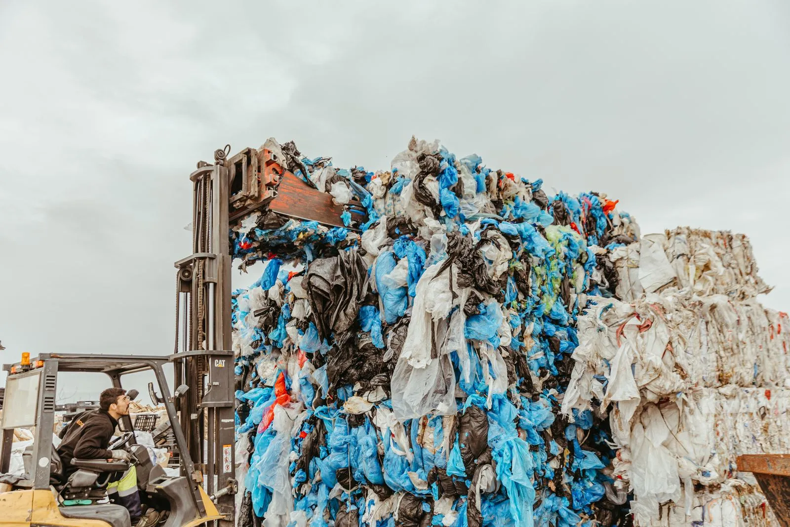Balas de plástico de envase compactado en la planta de ECO4US