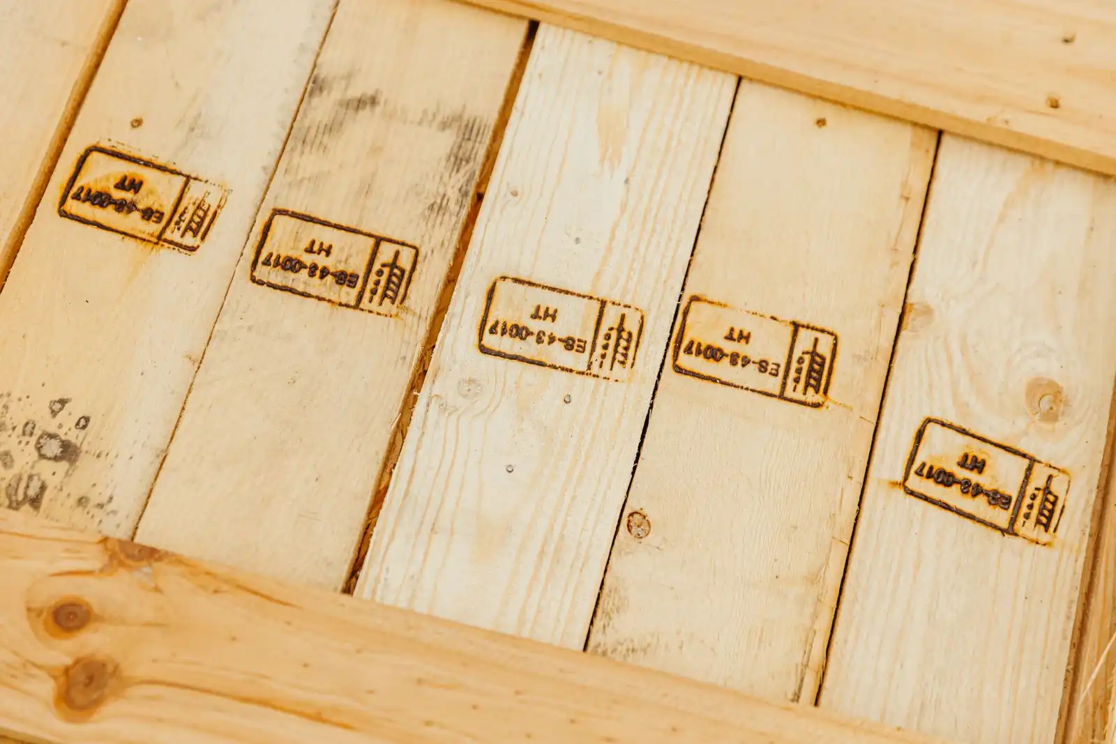 Tablas de palet con el sello HT del tratamiento térmico NIMF15