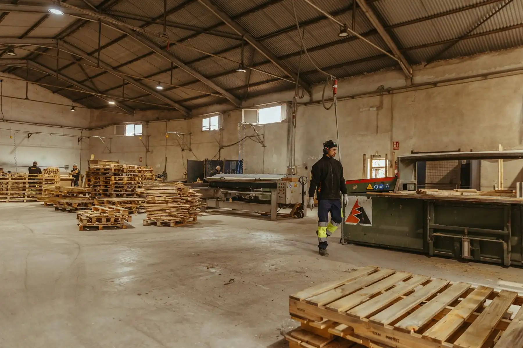 Nave de ECO4US con palets de madera clasificados
