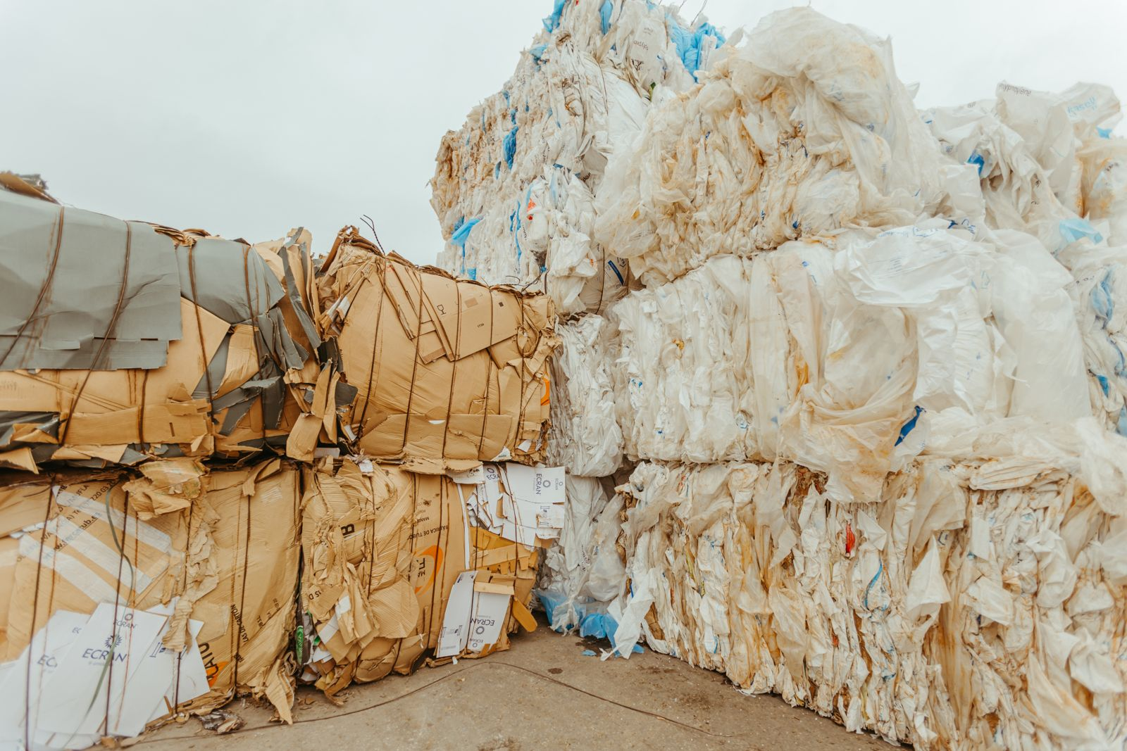 Balas de cartón y plástico preparadas para su valorización en la planta de ECO4US