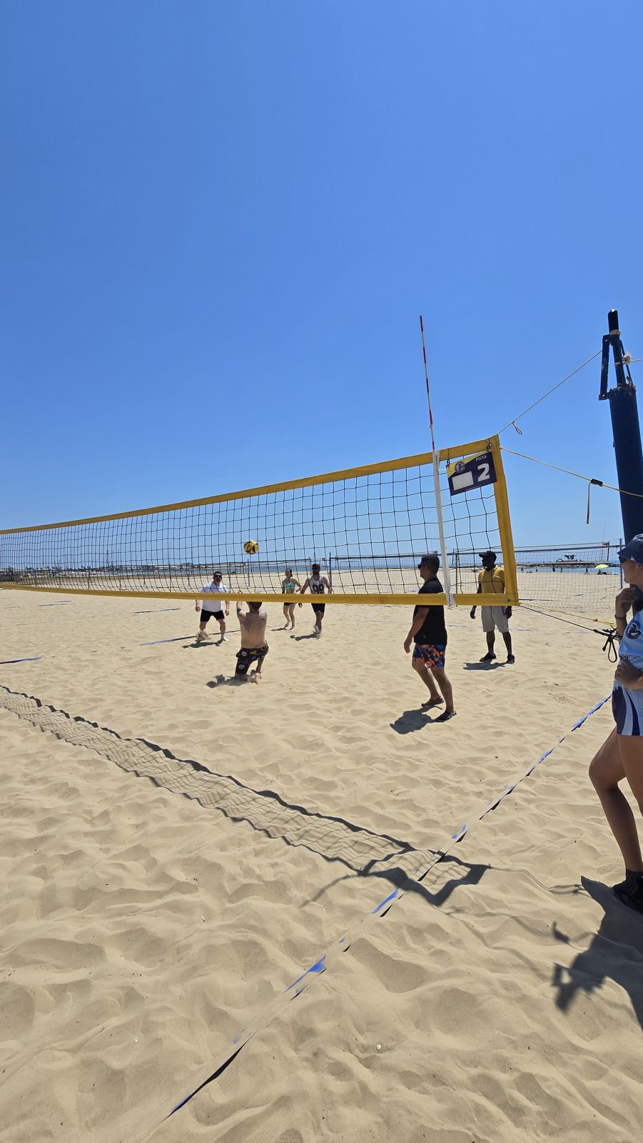 Jugadores de ECO4US durante un partido de vóley playa en Vilanova
