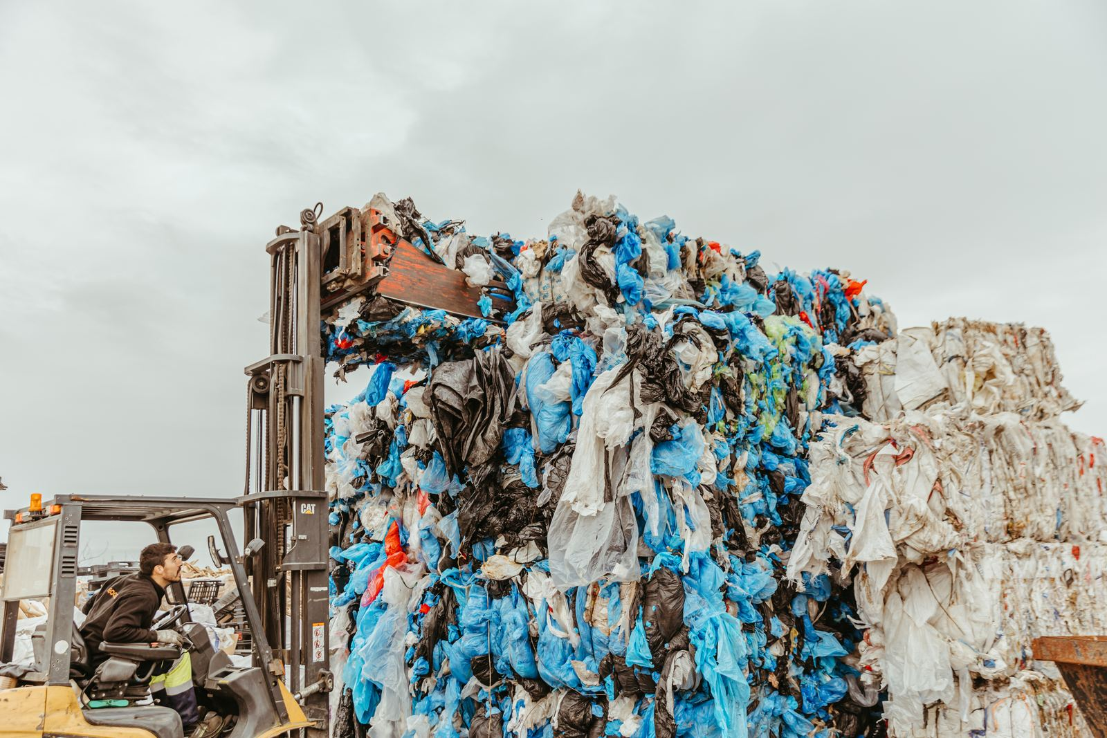 Balas de plástico de envase compactado en la planta de ECO4US